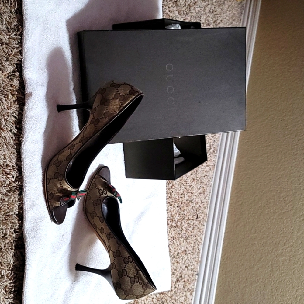 Gucci Peep Toe 6.5 Brown